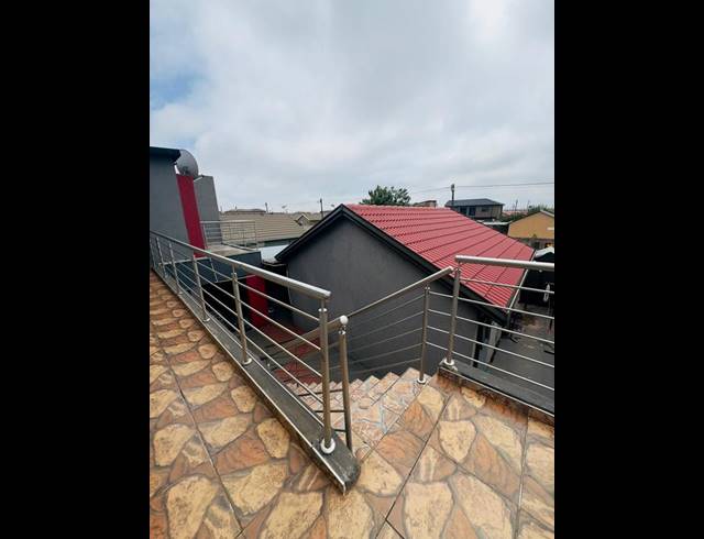 5 BEDROOM HOUSE FOR SALE IN PROTEA GLEN